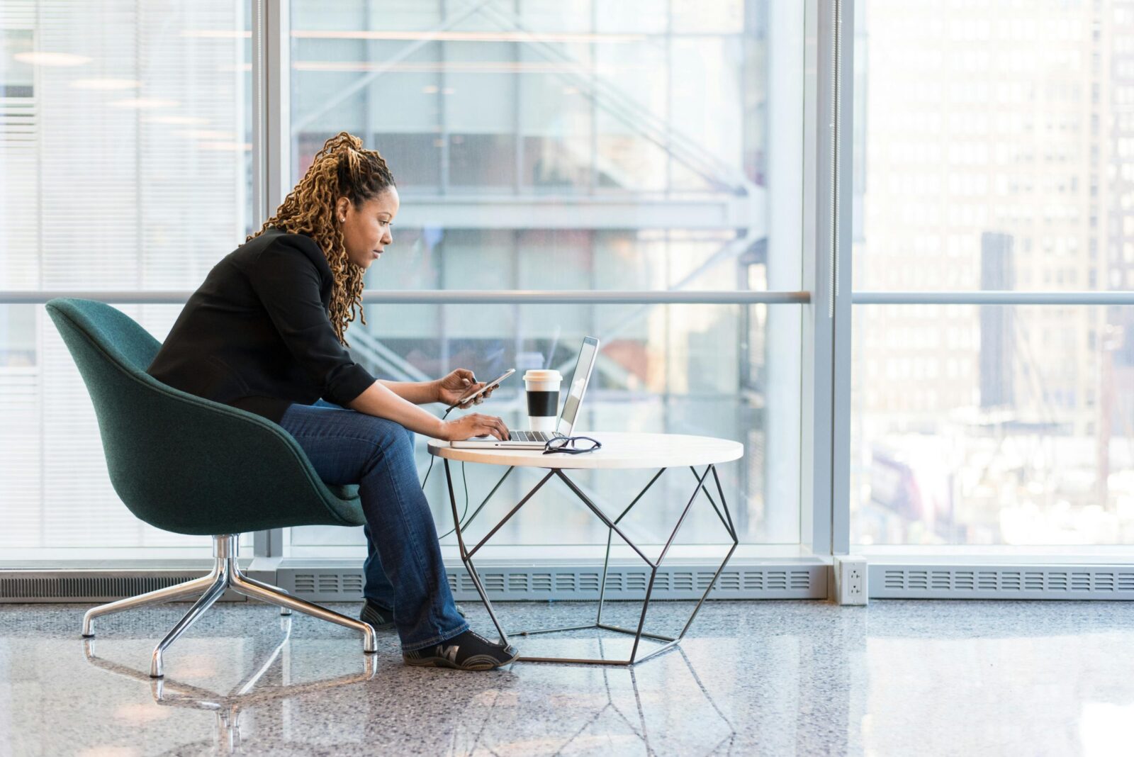 How to Build an Online Presence That Attracts Clients (Even When You’re Not Actively Networking)