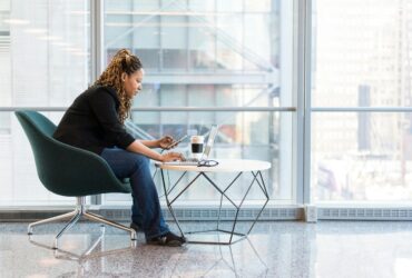 How to Build an Online Presence That Attracts Clients (Even When You’re Not Actively Networking)