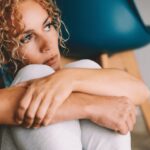 8 behaviors of women who were emotionally neglected by their mothers, says psychology