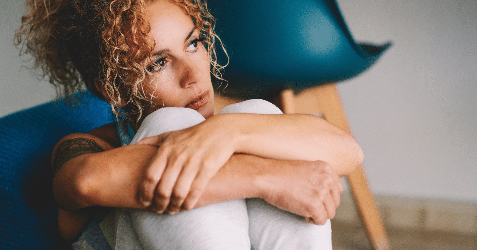 8 behaviors of women who were emotionally neglected by their mothers, says psychology