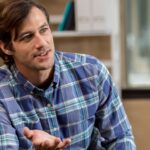 8 subtle hand gestures that signal high social intelligence