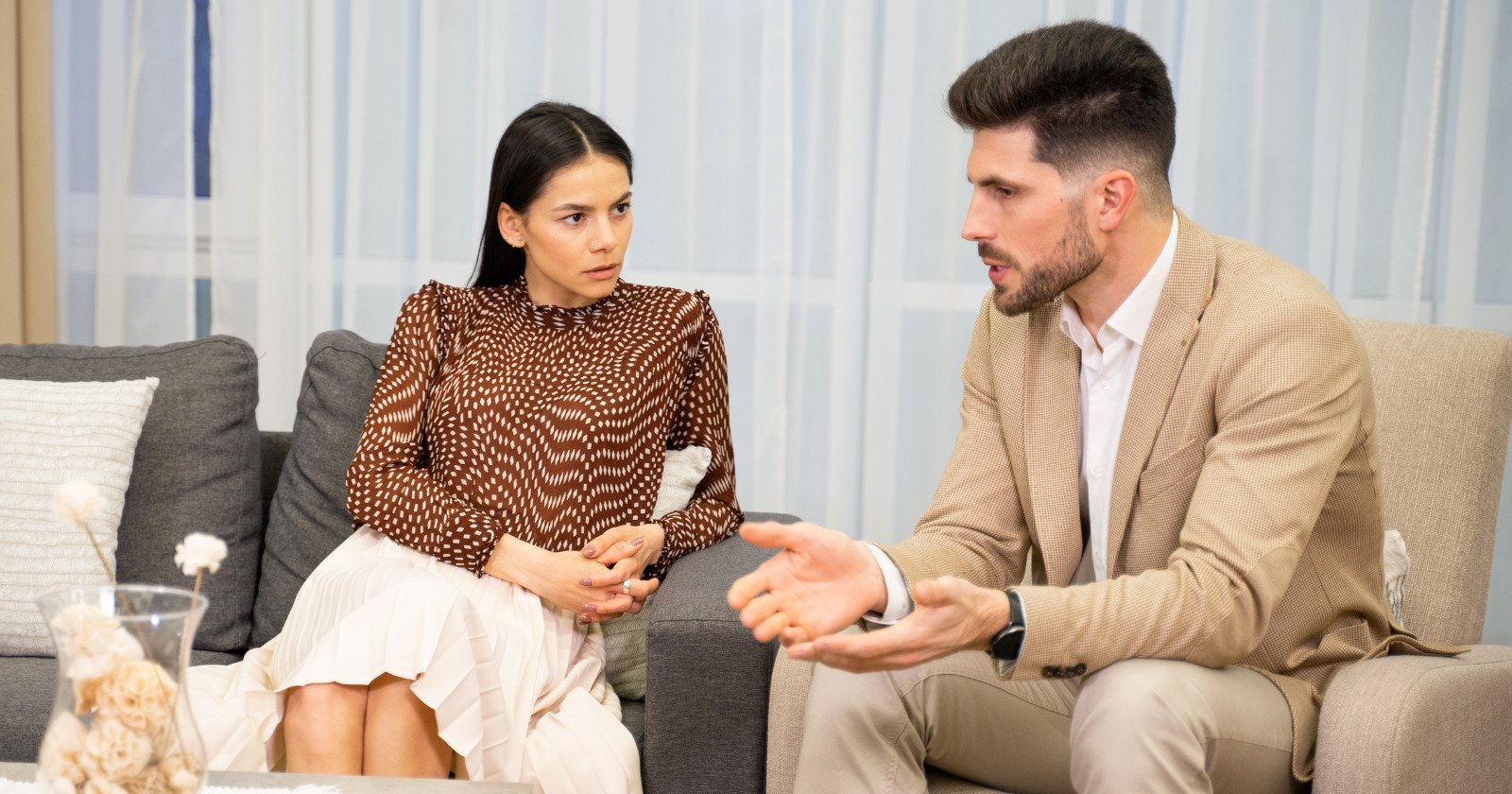 8 tiny habits you don't realize are making you come across as untrustworthy