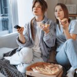 If you can’t eat without watching something, these 7 things might be true about your brain